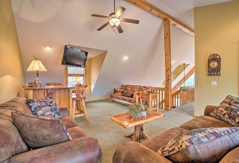 Idyllic Table Rock Lake Cabin W/ Fire Pit!