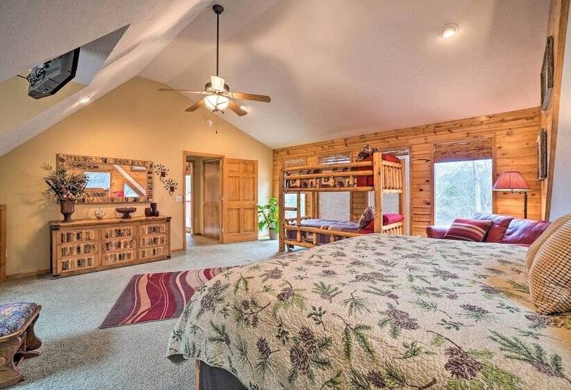 Idyllic Table Rock Lake Cabin W/ Fire Pit!