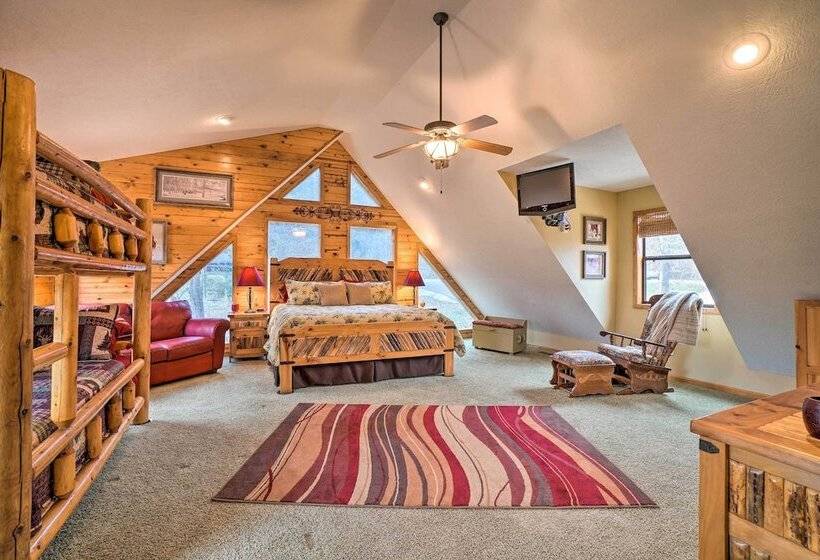 Idyllic Table Rock Lake Cabin W/ Fire Pit!