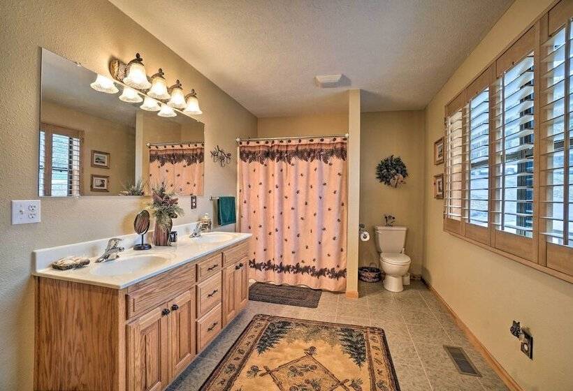 Idyllic Table Rock Lake Cabin W/ Fire Pit!