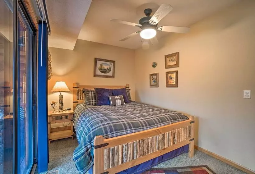 Idyllic Table Rock Lake Cabin W/ Fire Pit!