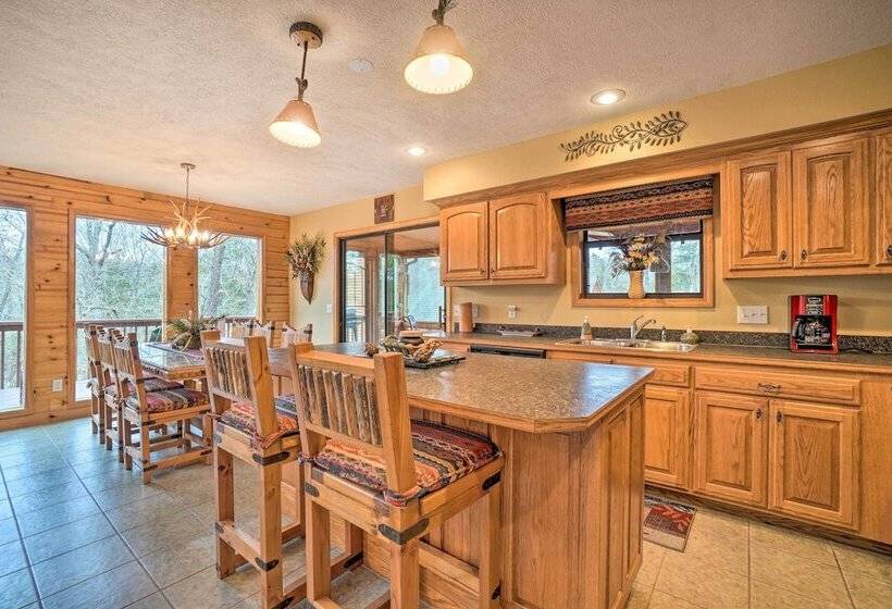 Idyllic Table Rock Lake Cabin W/ Fire Pit!