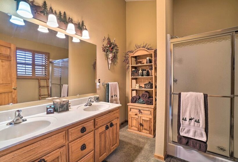 Idyllic Table Rock Lake Cabin W/ Fire Pit!