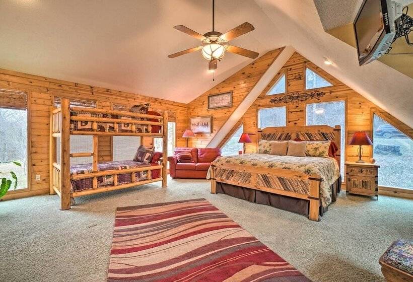 Idyllic Table Rock Lake Cabin W/ Fire Pit!