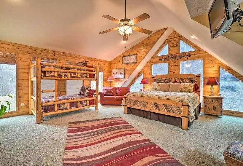 Idyllic Table Rock Lake Cabin W/ Fire Pit!