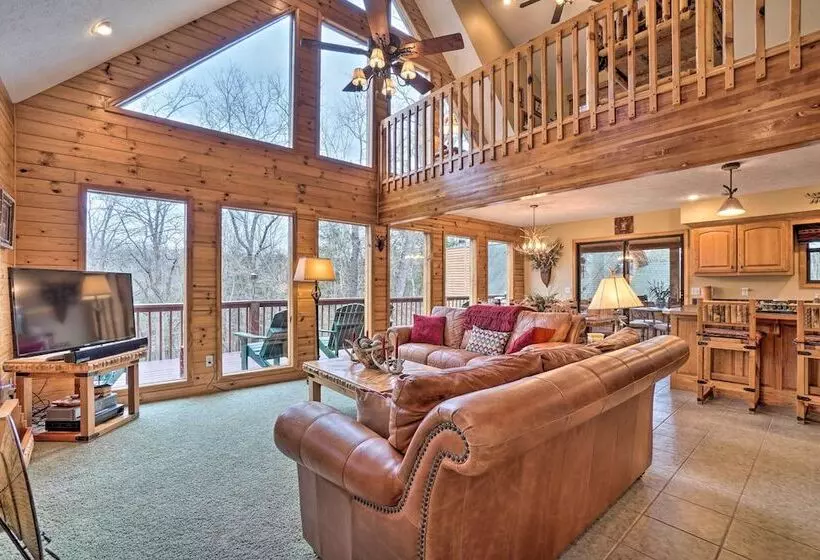 Idyllic Table Rock Lake Cabin W/ Fire Pit!