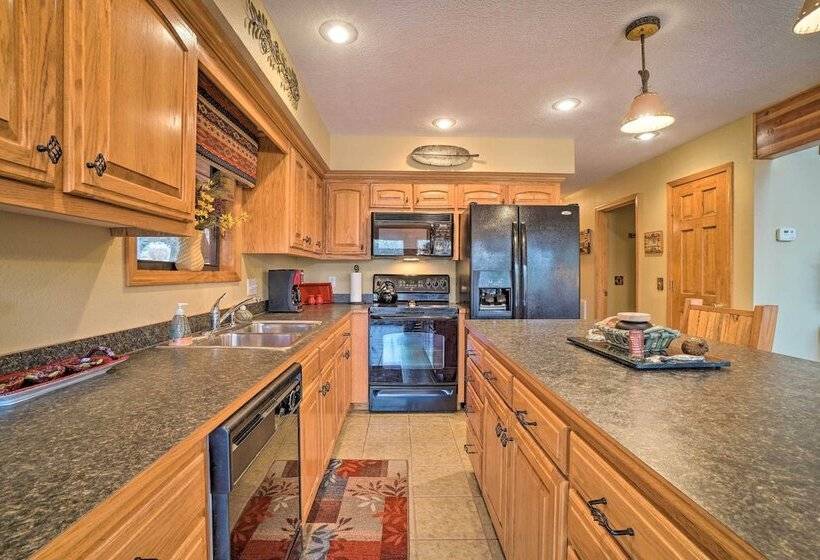 Idyllic Table Rock Lake Cabin W/ Fire Pit!