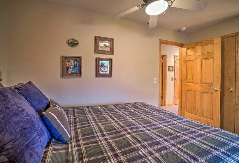 Idyllic Table Rock Lake Cabin W/ Fire Pit!