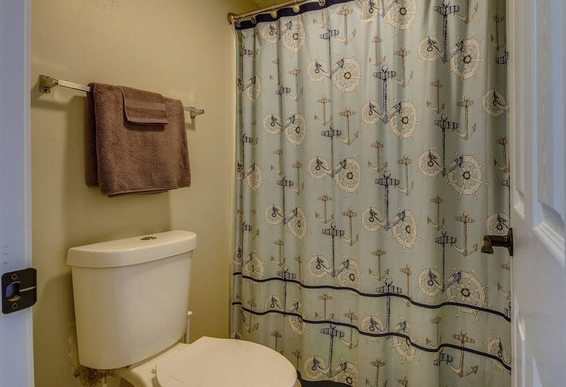 Walk To Lake: Osage Beach Home W/ Grill!