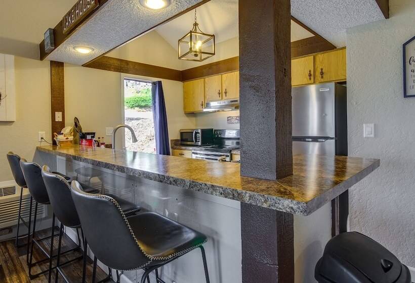 Walk To Lake: Osage Beach Home W/ Grill!