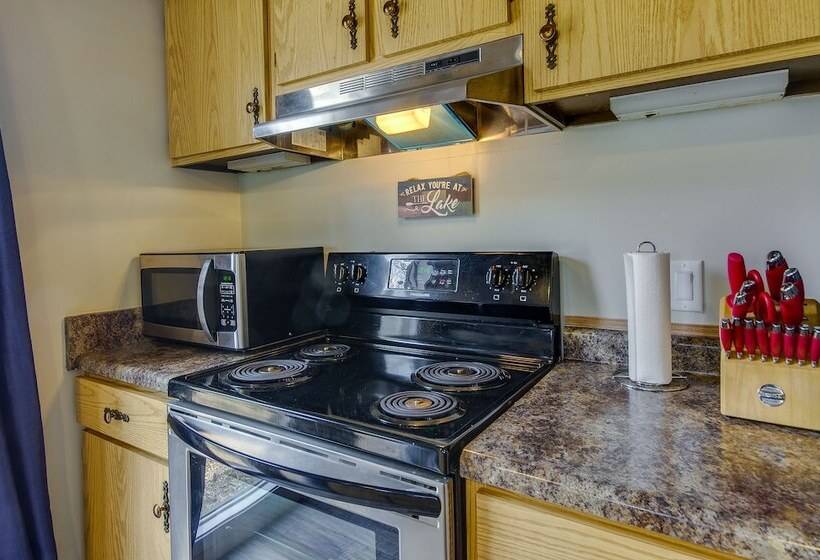 Walk To Lake: Osage Beach Home W/ Grill!