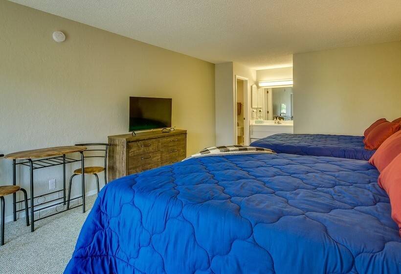 Walk To Lake: Osage Beach Home W/ Grill!