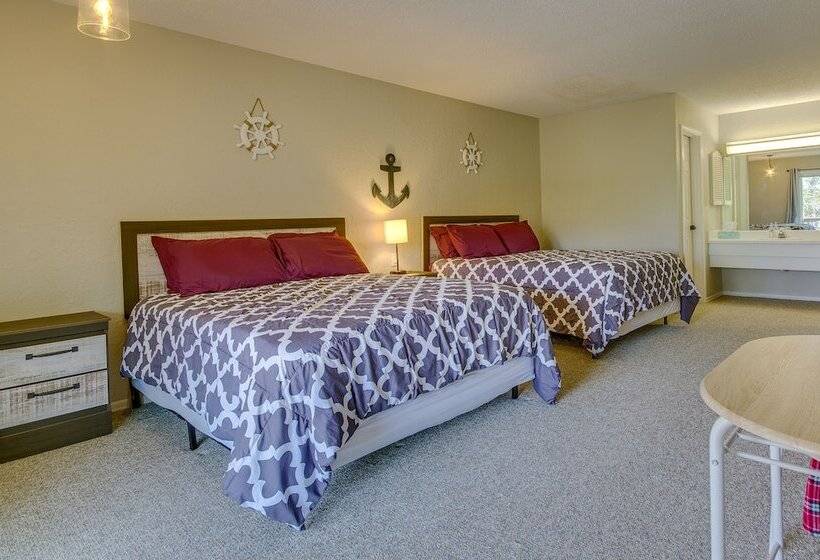 Walk To Lake: Osage Beach Home W/ Grill!