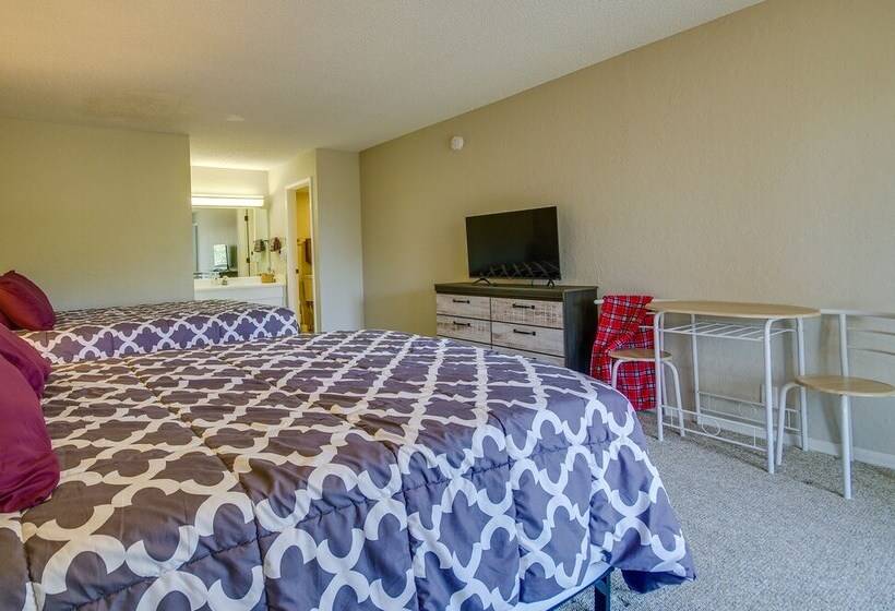 Walk To Lake: Osage Beach Home W/ Grill!