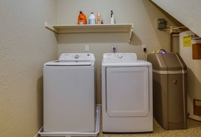 Walk To Lake: Osage Beach Home W/ Grill!