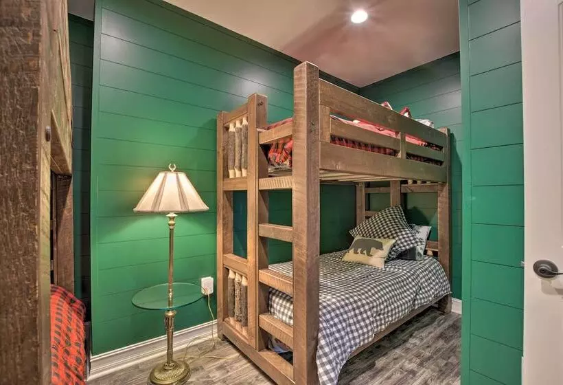 Lake Keowee Cottage W/ Deck & Private Dock!