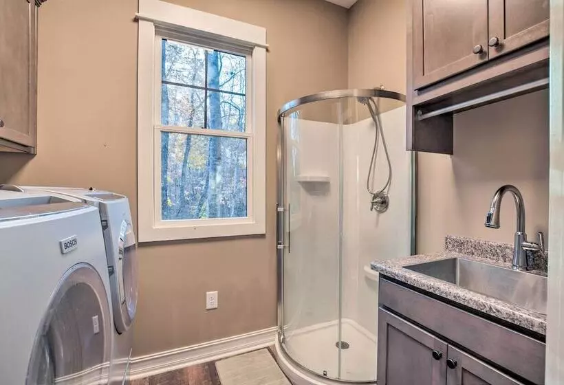 Lake Keowee Cottage W/ Deck & Private Dock!