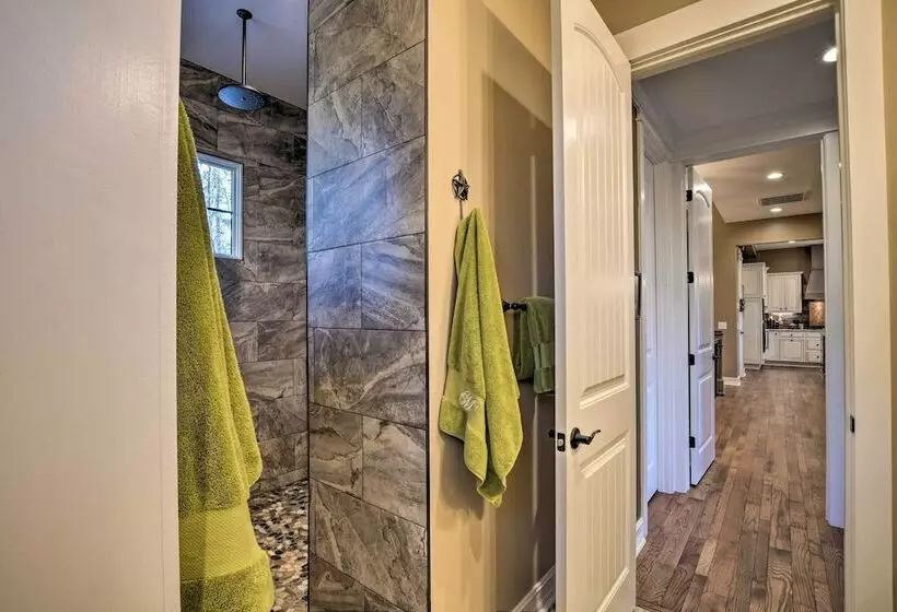 Lake Keowee Cottage W/ Deck & Private Dock!