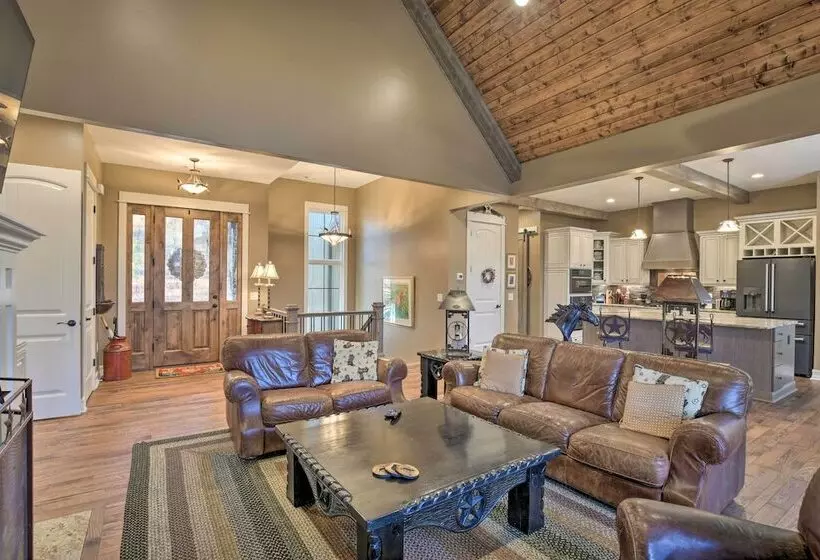 Lake Keowee Cottage W/ Deck & Private Dock!