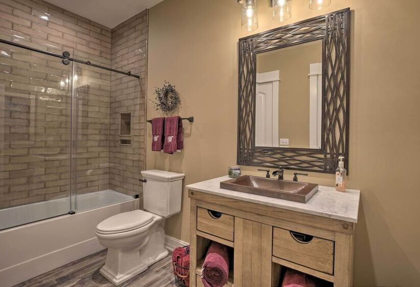 Lake Keowee Cottage W/ Deck & Private Dock!