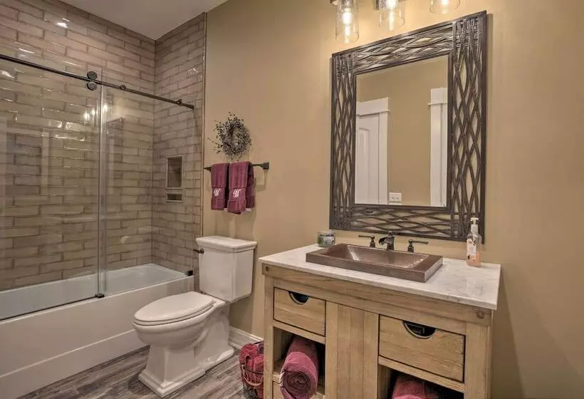 Lake Keowee Cottage W/ Deck & Private Dock!