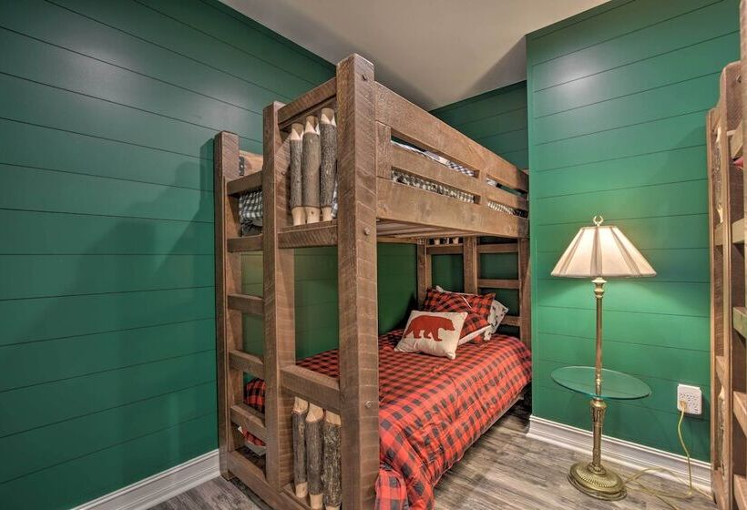 Lake Keowee Cottage W/ Deck & Private Dock!