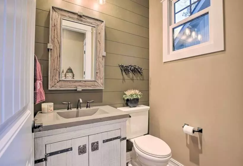 Lake Keowee Cottage W/ Deck & Private Dock!