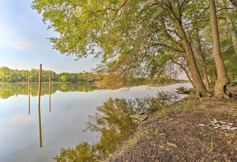 Lakefront Hideaway In Scranton: Spacious Deck