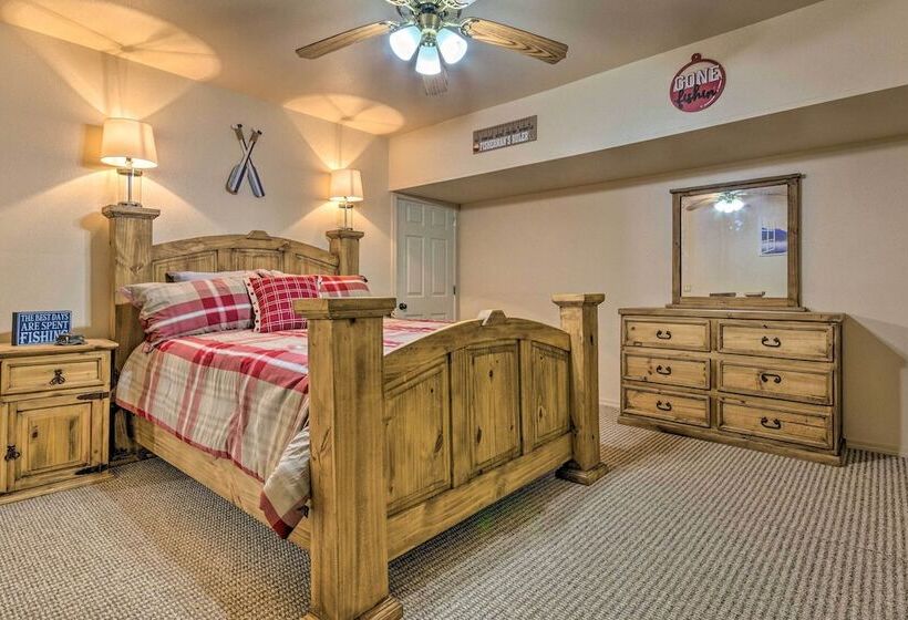 Lakefront Hideaway In Scranton: Spacious Deck