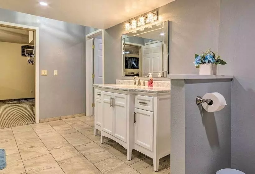 Lakefront Hideaway In Scranton: Spacious Deck