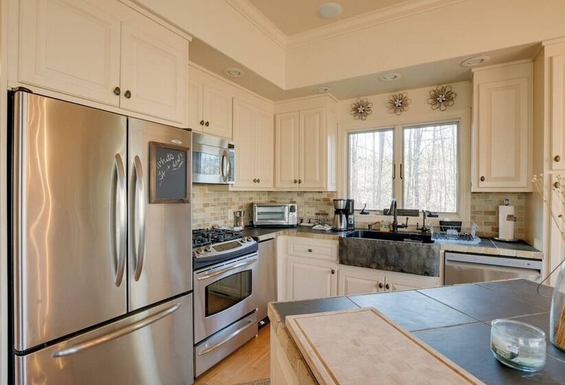 Landrum Treehouse Hot Tub & Trail Access!