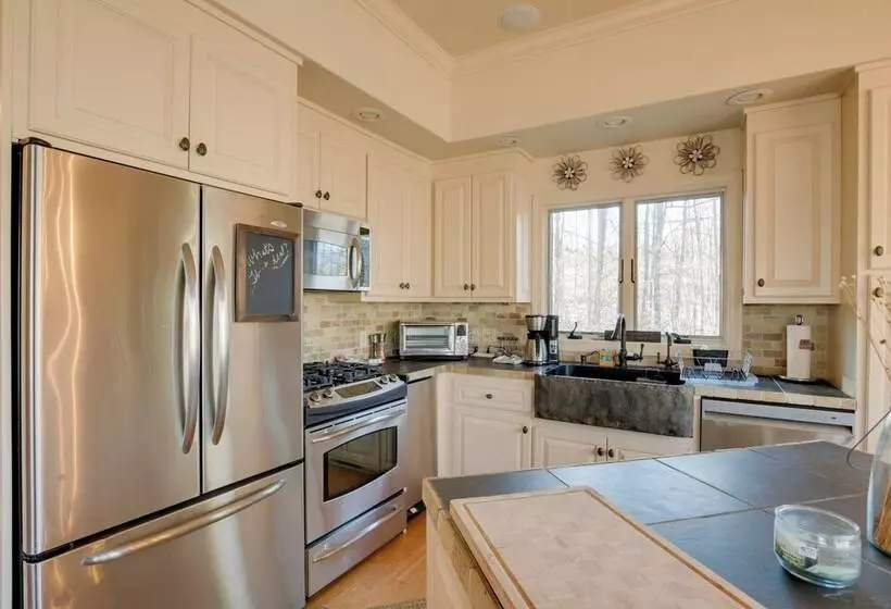 Landrum  Treehouse    Hot Tub & Trail Access!