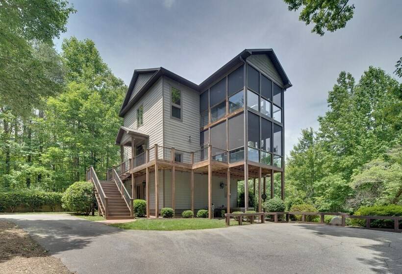 Landrum Treehouse Hot Tub & Trail Access!
