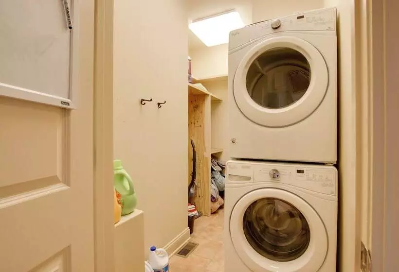 Landrum  Treehouse    Hot Tub & Trail Access!