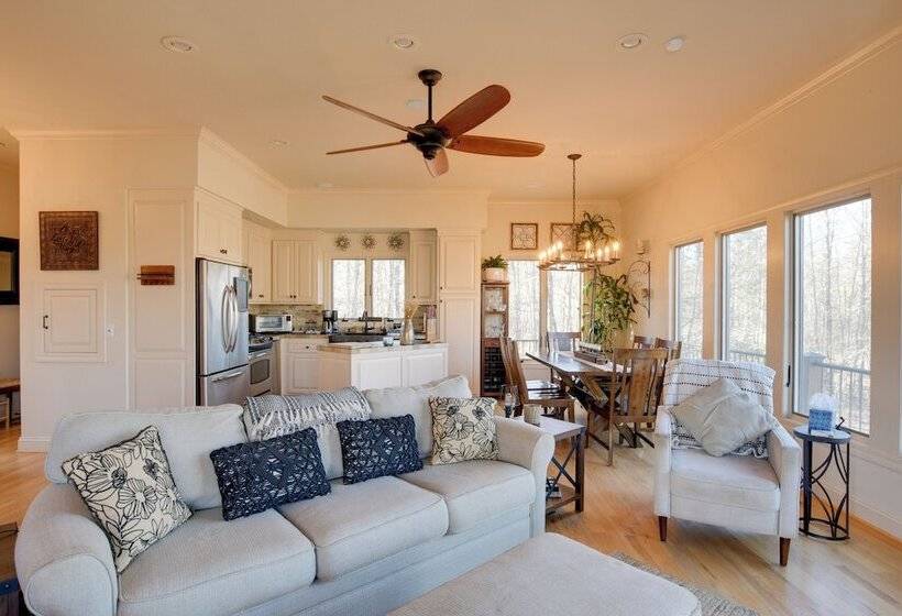 Landrum Treehouse Hot Tub & Trail Access!