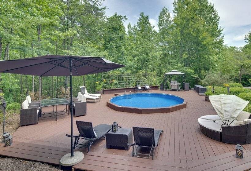 Landrum Treehouse Hot Tub & Trail Access!