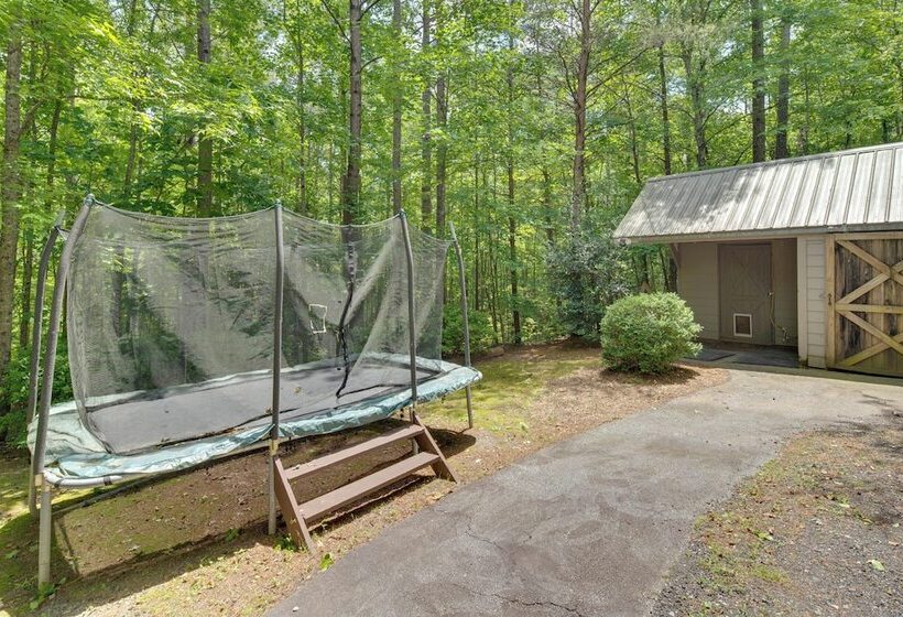 Landrum Treehouse Hot Tub & Trail Access!