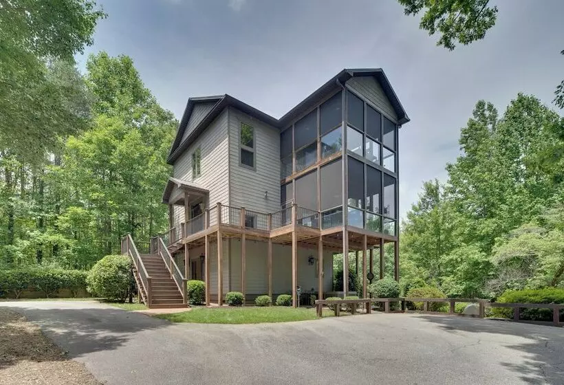 Landrum  Treehouse    Hot Tub & Trail Access!
