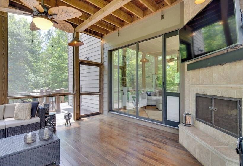 Landrum Treehouse Hot Tub & Trail Access!