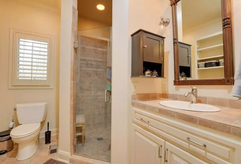 Landrum  Treehouse    Hot Tub & Trail Access!