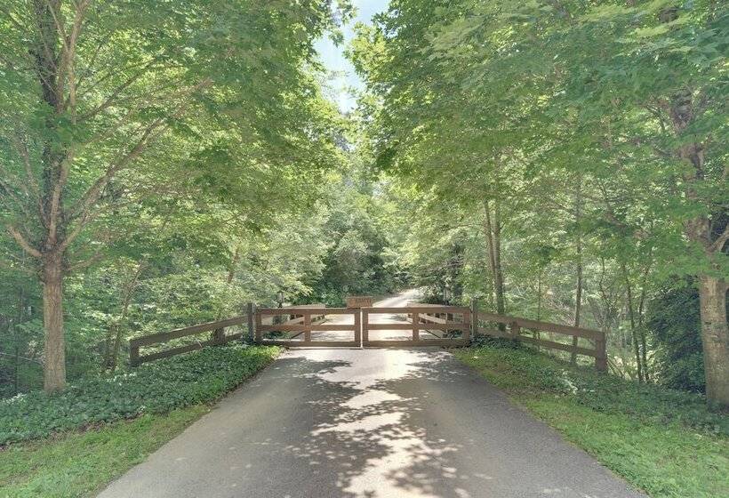 Landrum Treehouse Hot Tub & Trail Access!