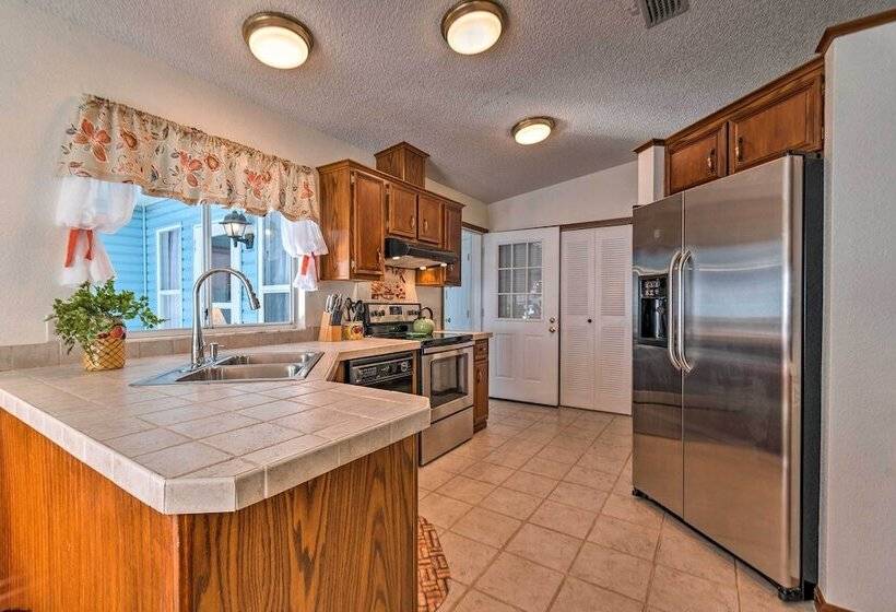 Lovely Lady Lake Home W/ Resort Amenities & Lanai!