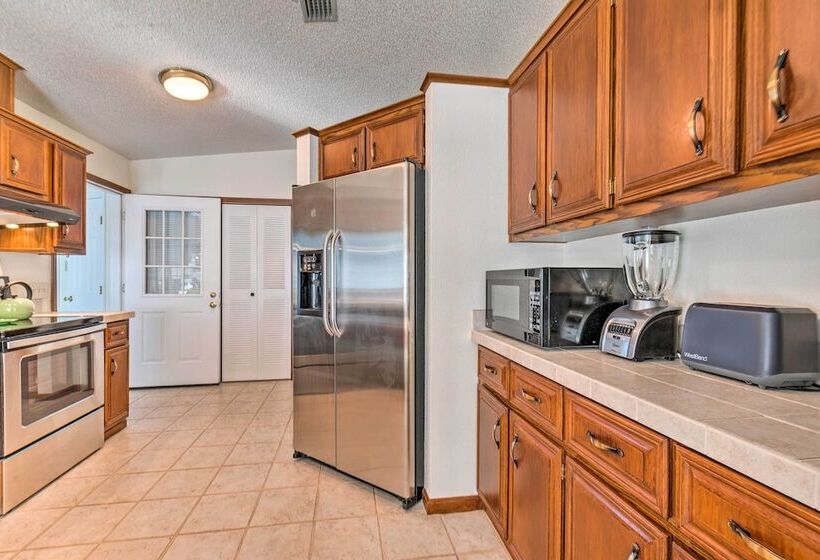 Lovely Lady Lake Home W/ Resort Amenities & Lanai!