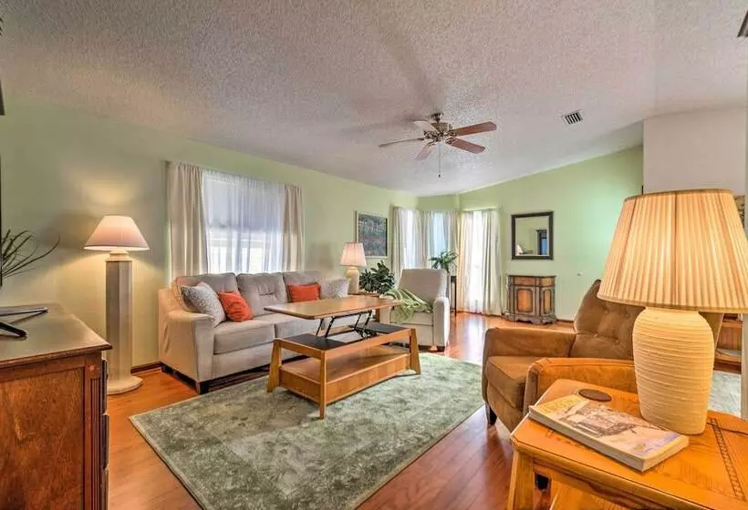 Lovely Lady Lake Home W/ Resort Amenities & Lanai!