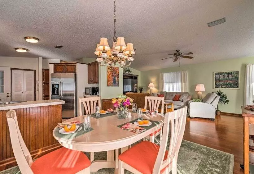 Lovely Lady Lake Home W/ Resort Amenities & Lanai!