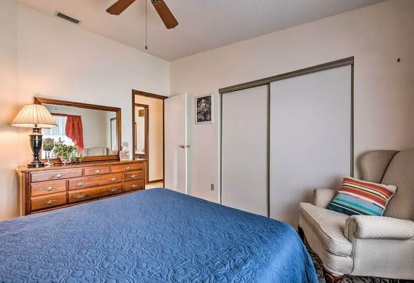 Lovely Lady Lake Home W/ Resort Amenities & Lanai!