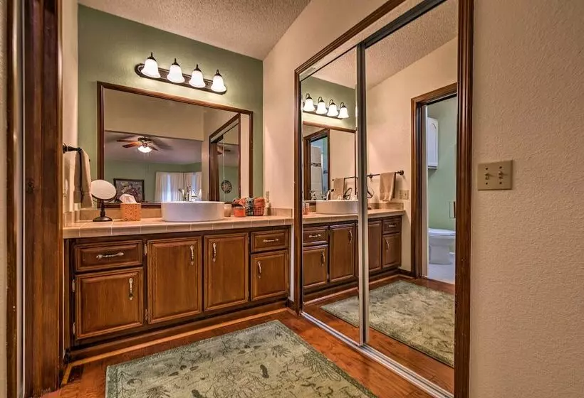 Lovely Lady Lake Home W/ Resort Amenities & Lanai!