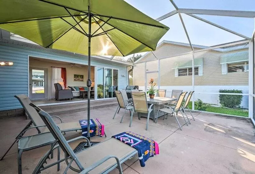 Lovely Lady Lake Home W/ Resort Amenities & Lanai!