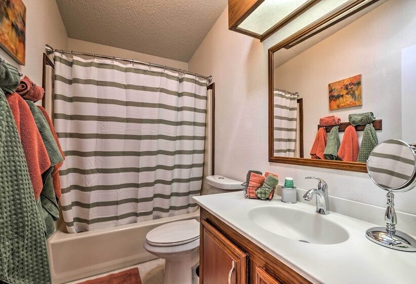 Lovely Lady Lake Home W/ Resort Amenities & Lanai!