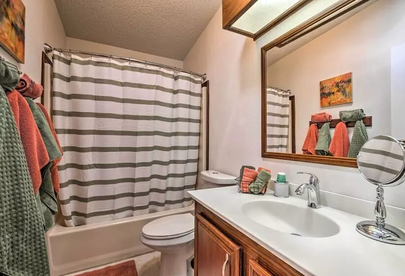 Lovely Lady Lake Home W/ Resort Amenities & Lanai!